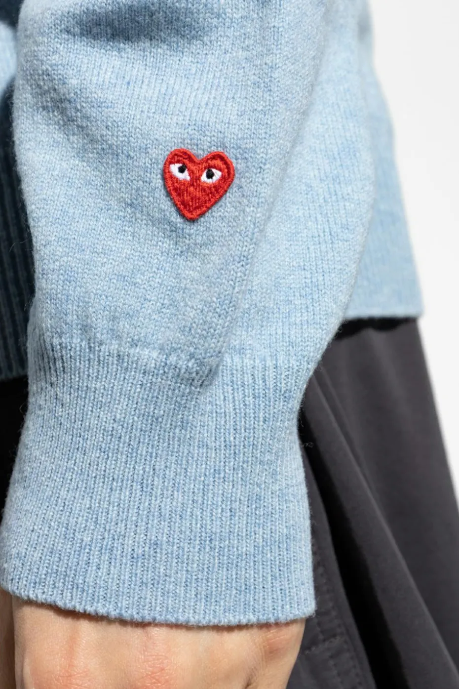 Comme des Garçons Play jasnoniebieski Sweter z dekoltem w serek