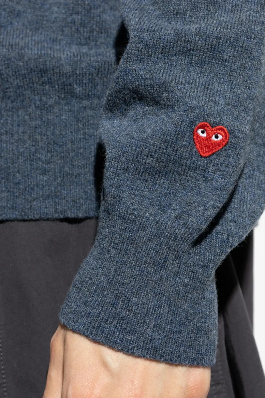 Comme des Garçons Play NIEBIESKI Sweter z dekoltem w serek