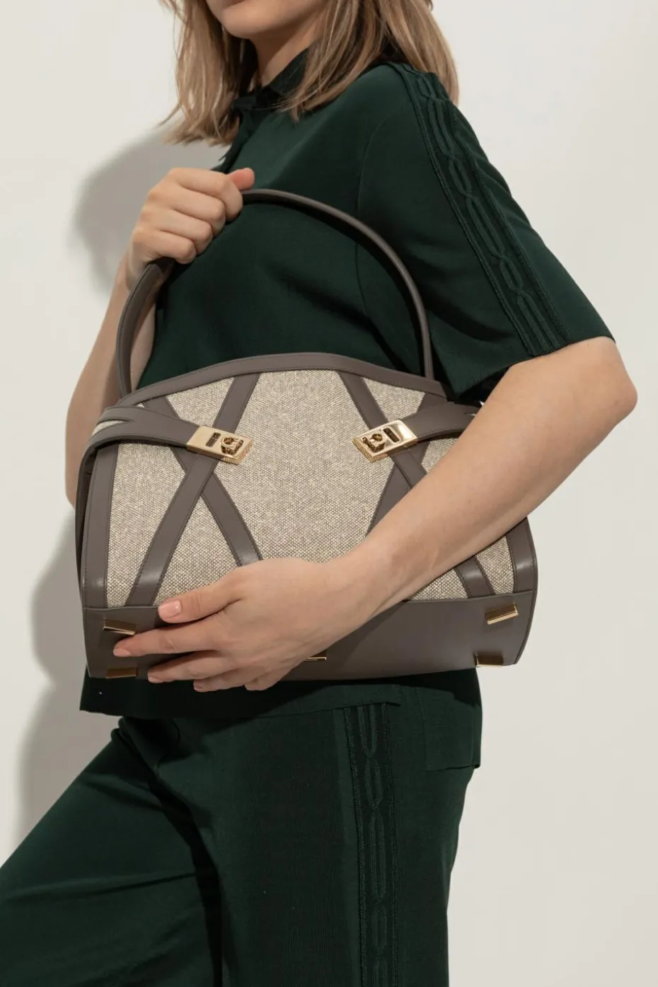 FERRAGAMO kremowy Torba do ręki `Hug`