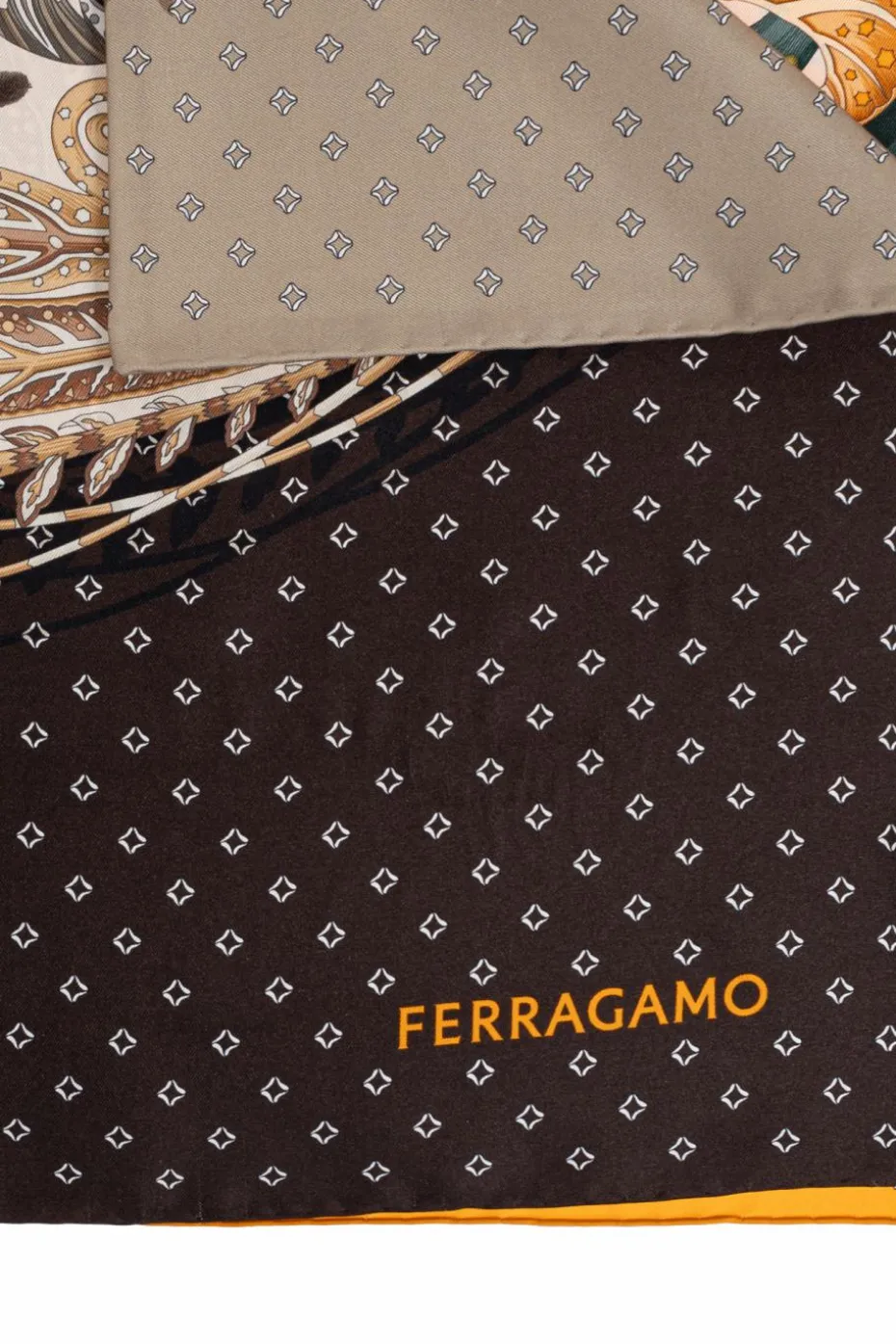 FERRAGAMO MULTIKOLOR Jedwabna chusta z nadrukiem
