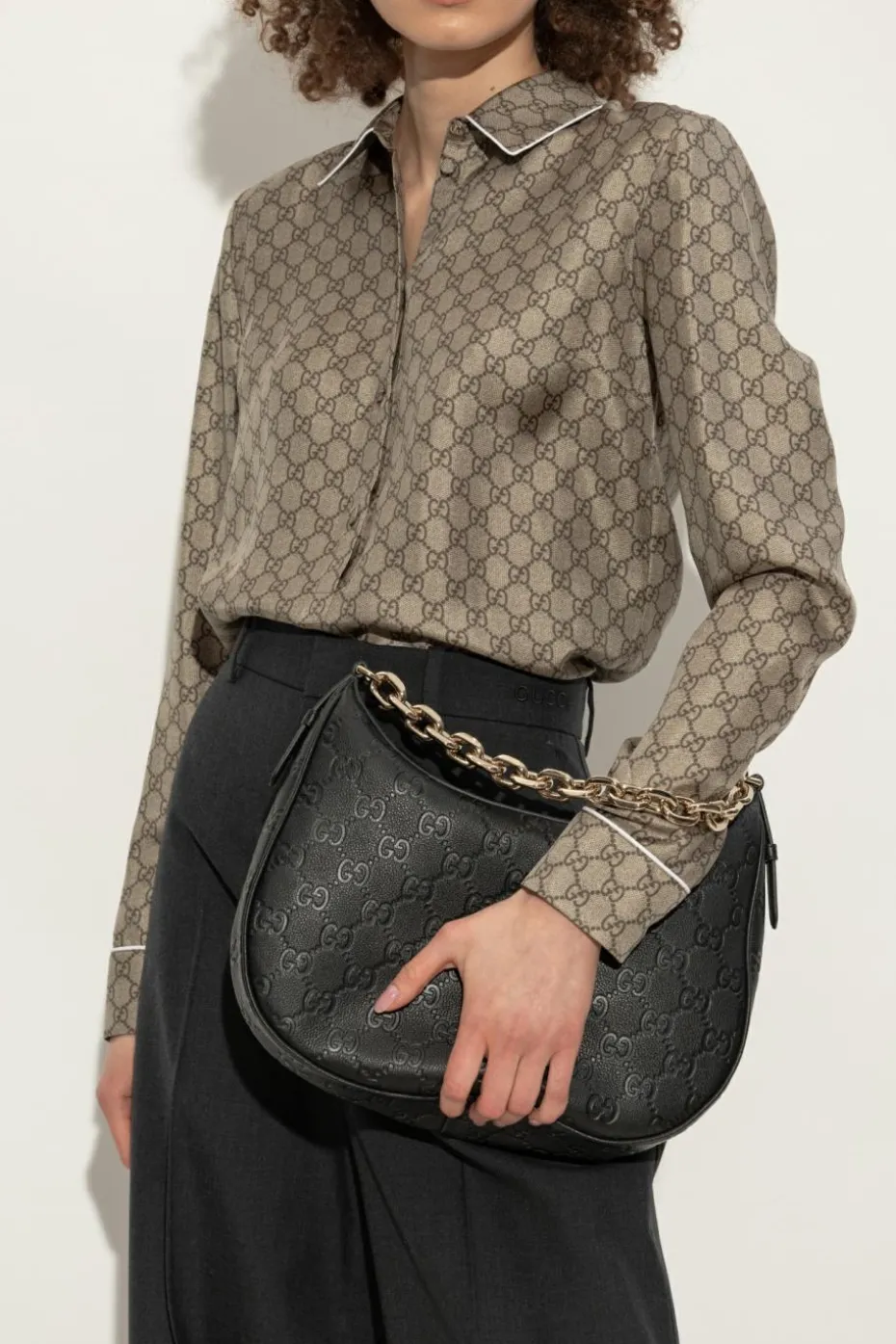 Gucci CZARNY Torba do ręki `GG Emblem Medium`