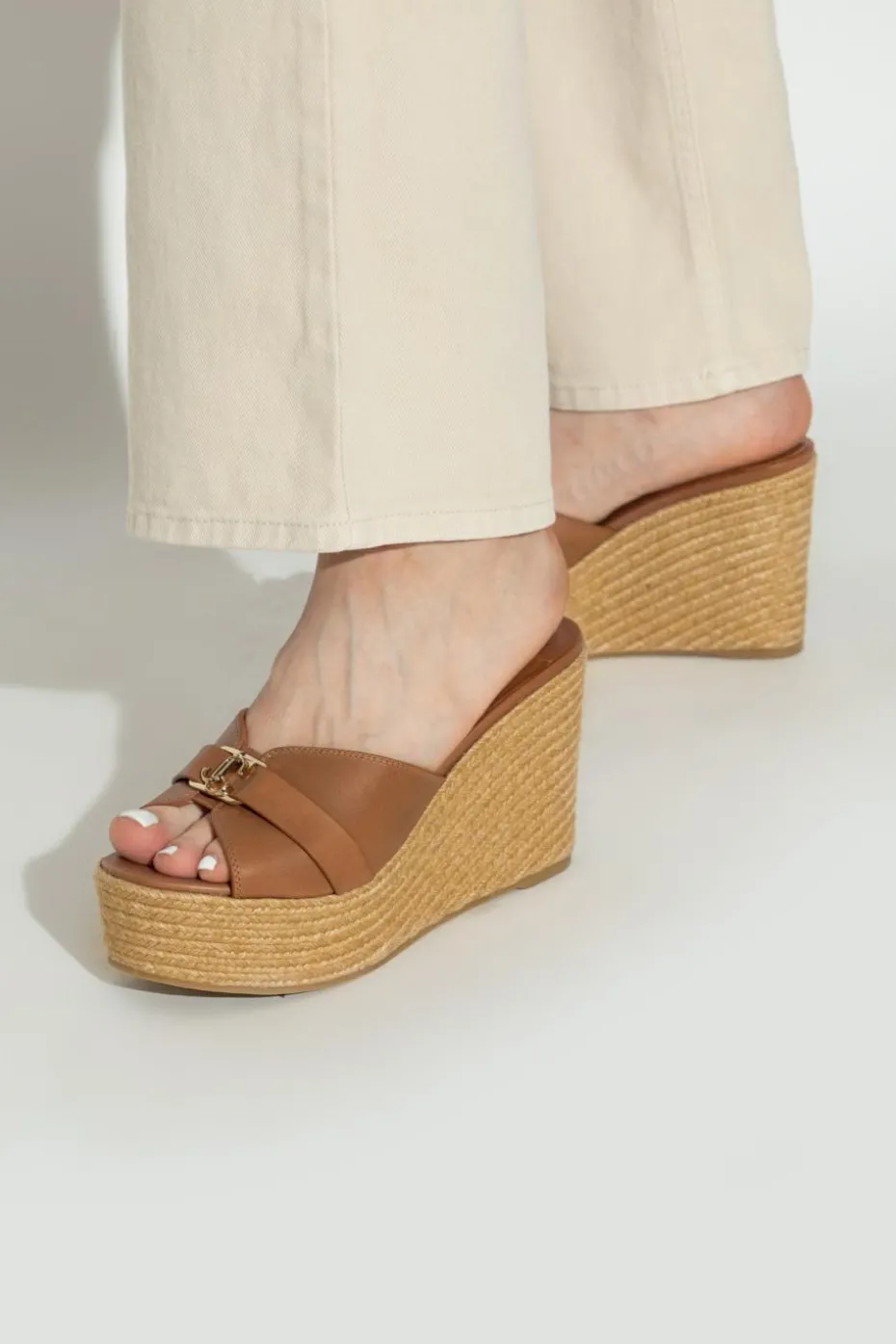 Jimmy Choo BRĄZOWY Klapki na koturnie `Leda`