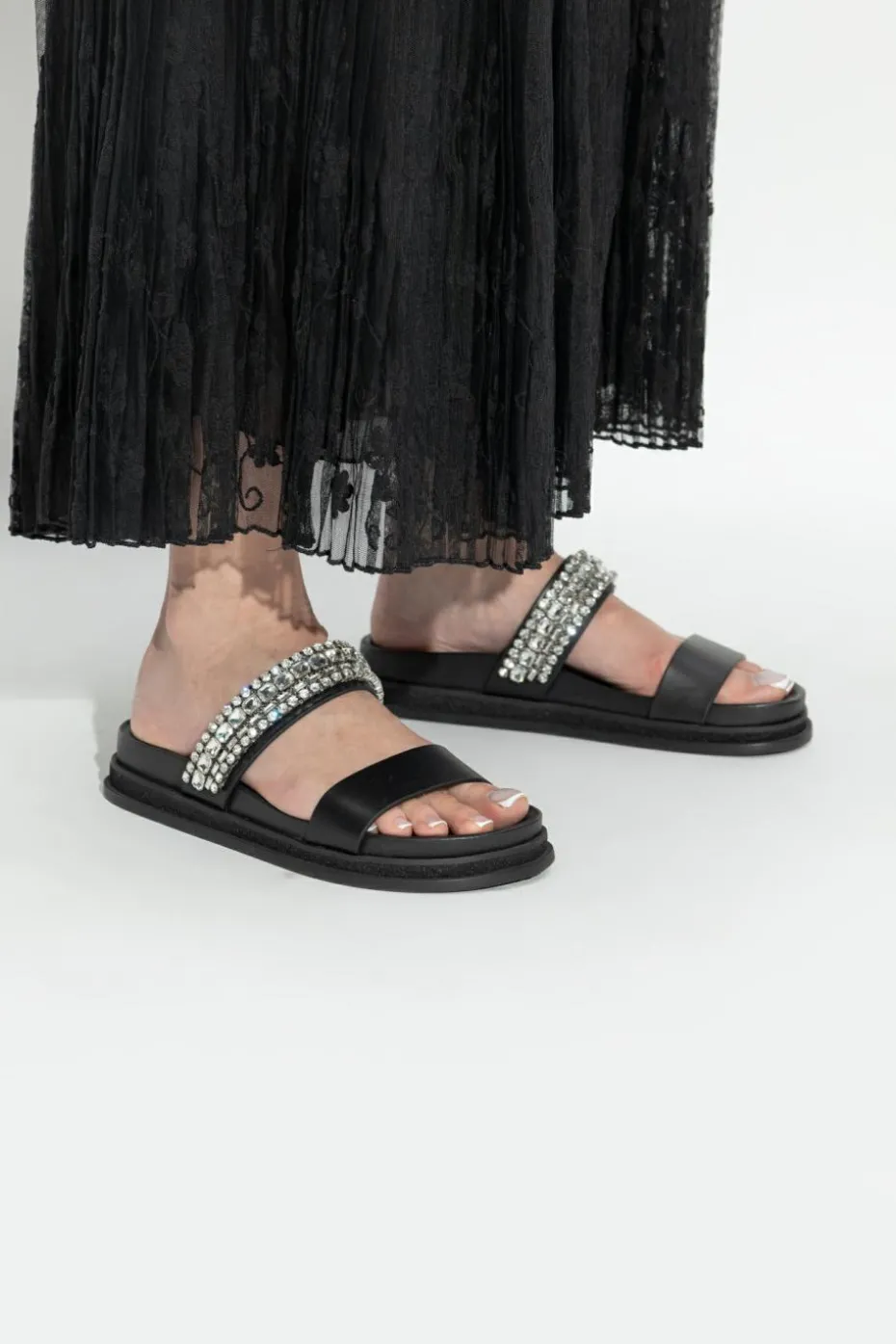 Jimmy Choo CZARNY Klapki `Jodi`