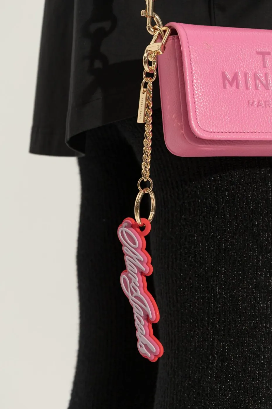 Marc Jacobs RÓŻOWY Brelok z logo
