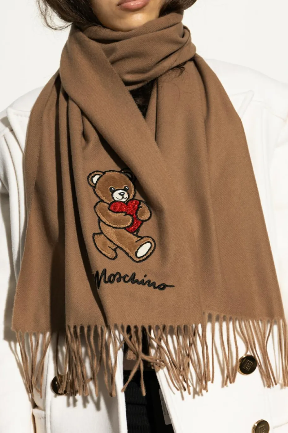 Moschino beżowy Wełniany szal z charakterystycznym motywem misia