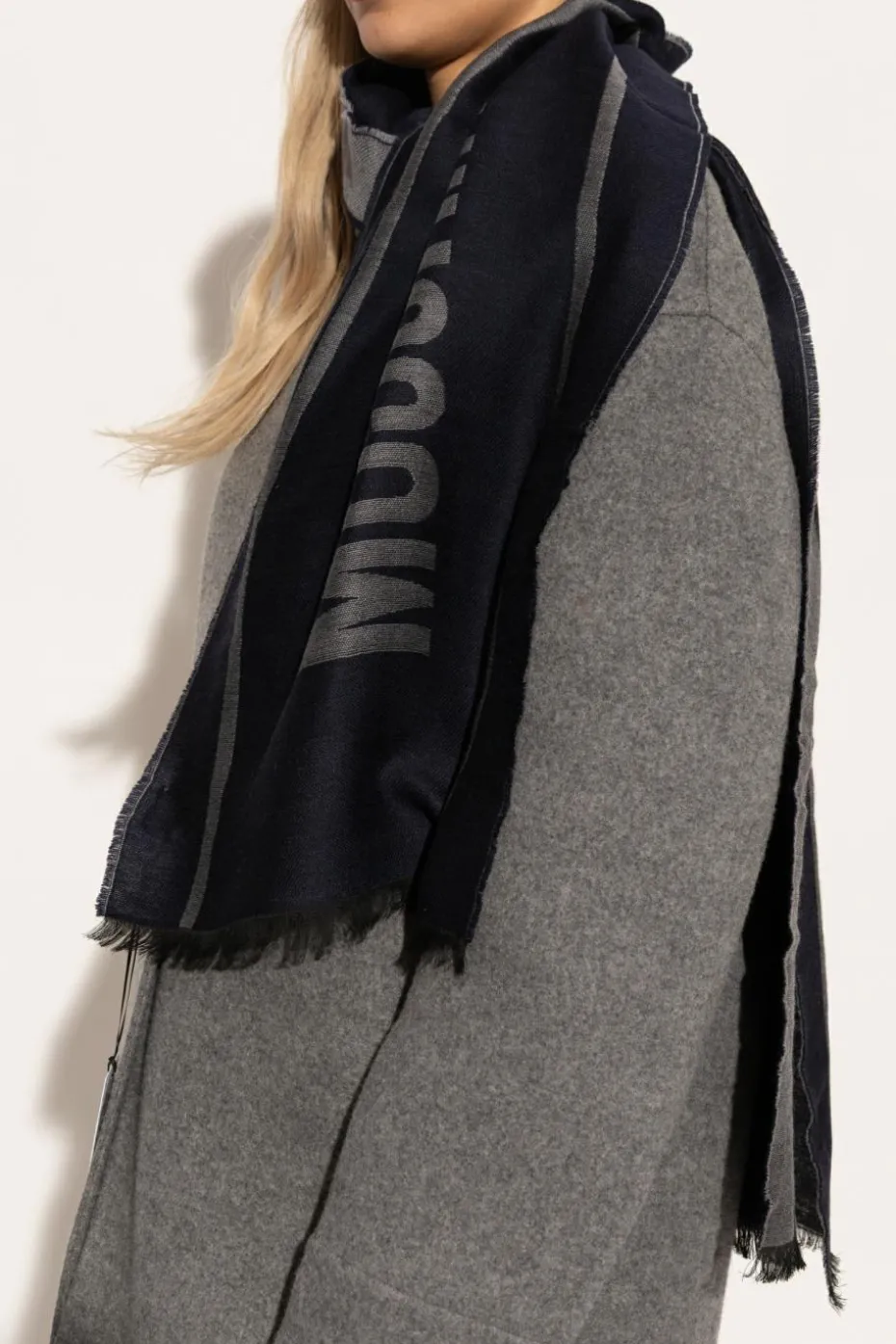 Moschino GRANATOWY Szal z logo