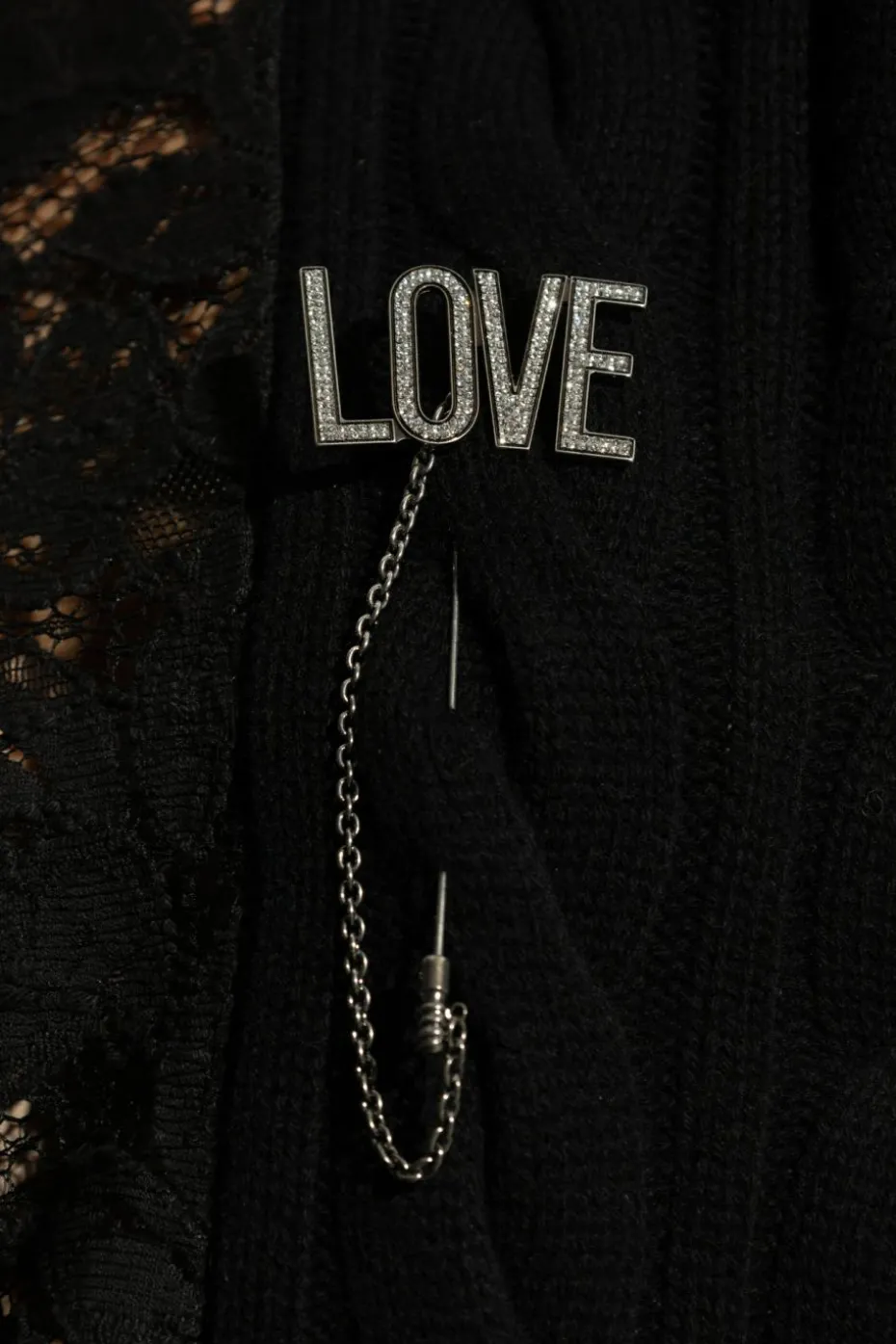 Moschino SREBRNY Broszka z napisem `LOVE`