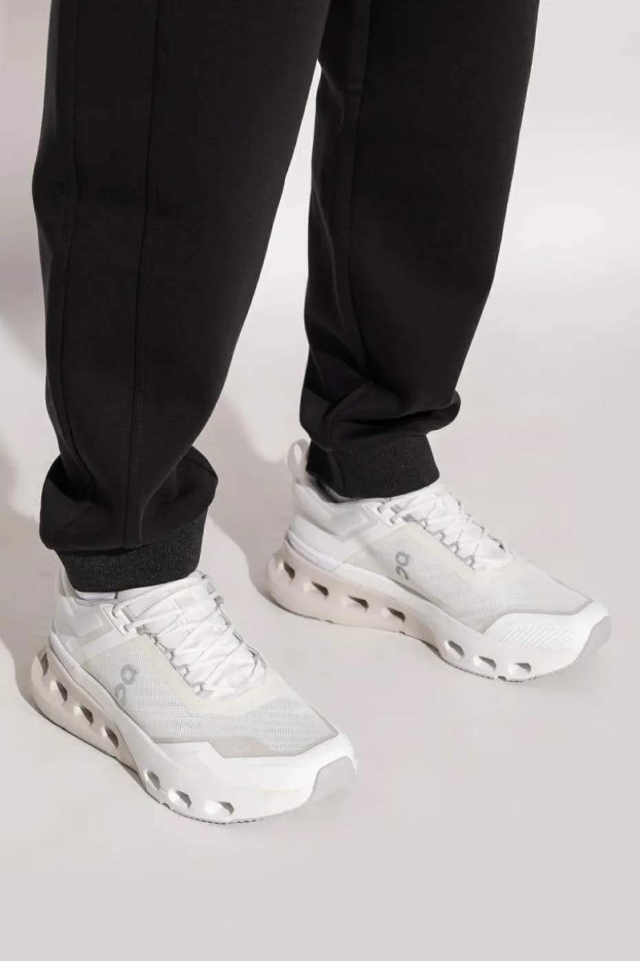 On Running BIAŁY Buty sportowe `Cloudnova X`