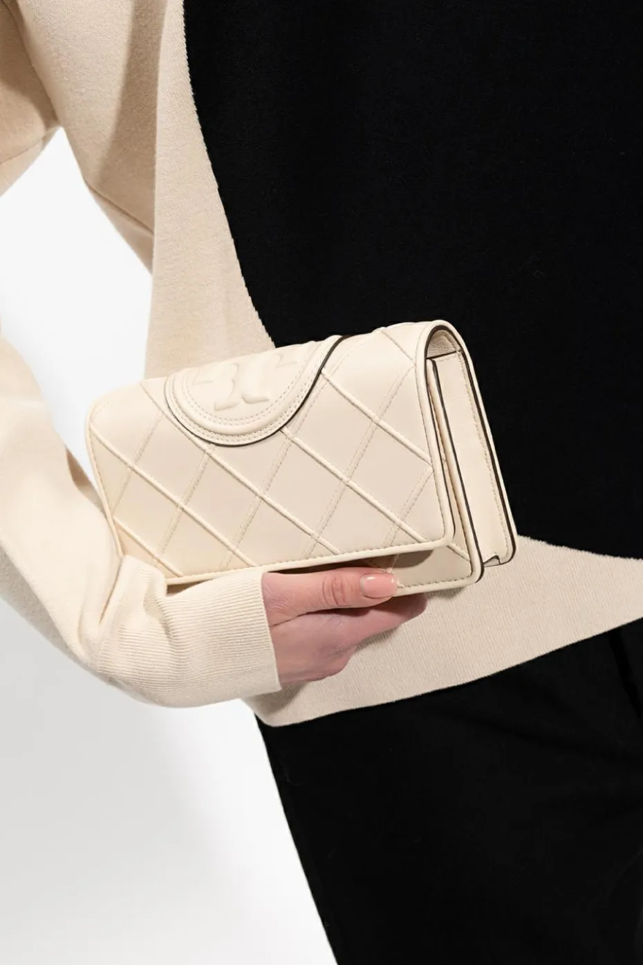 Tory Burch kremowy Portfel na pasku ‘Fleming’