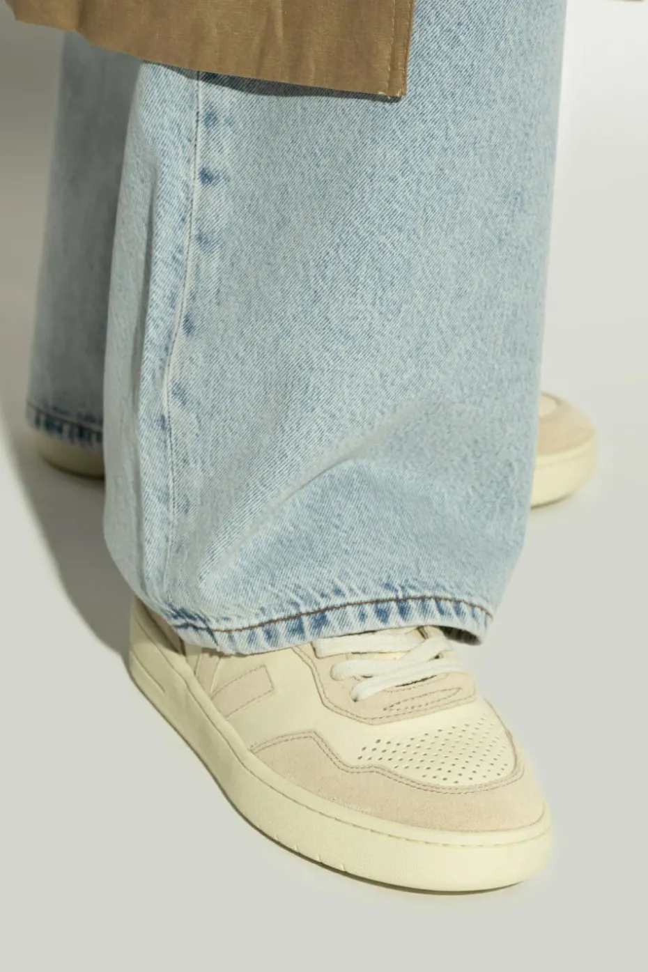Veja kremowy Buty sportowe `V-90 O.T. LEATHER`