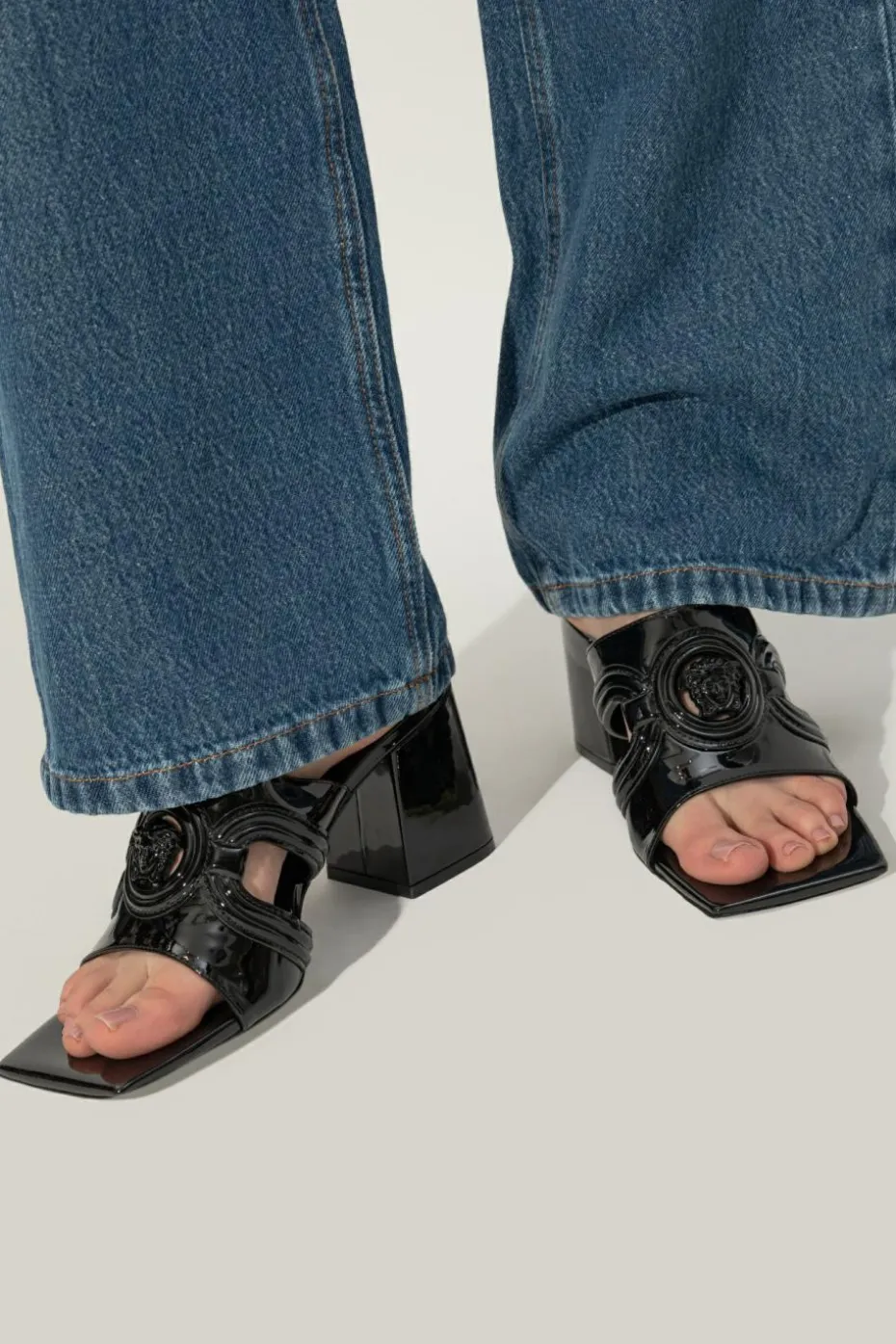 Versace CZARNY Klapki na obcasie