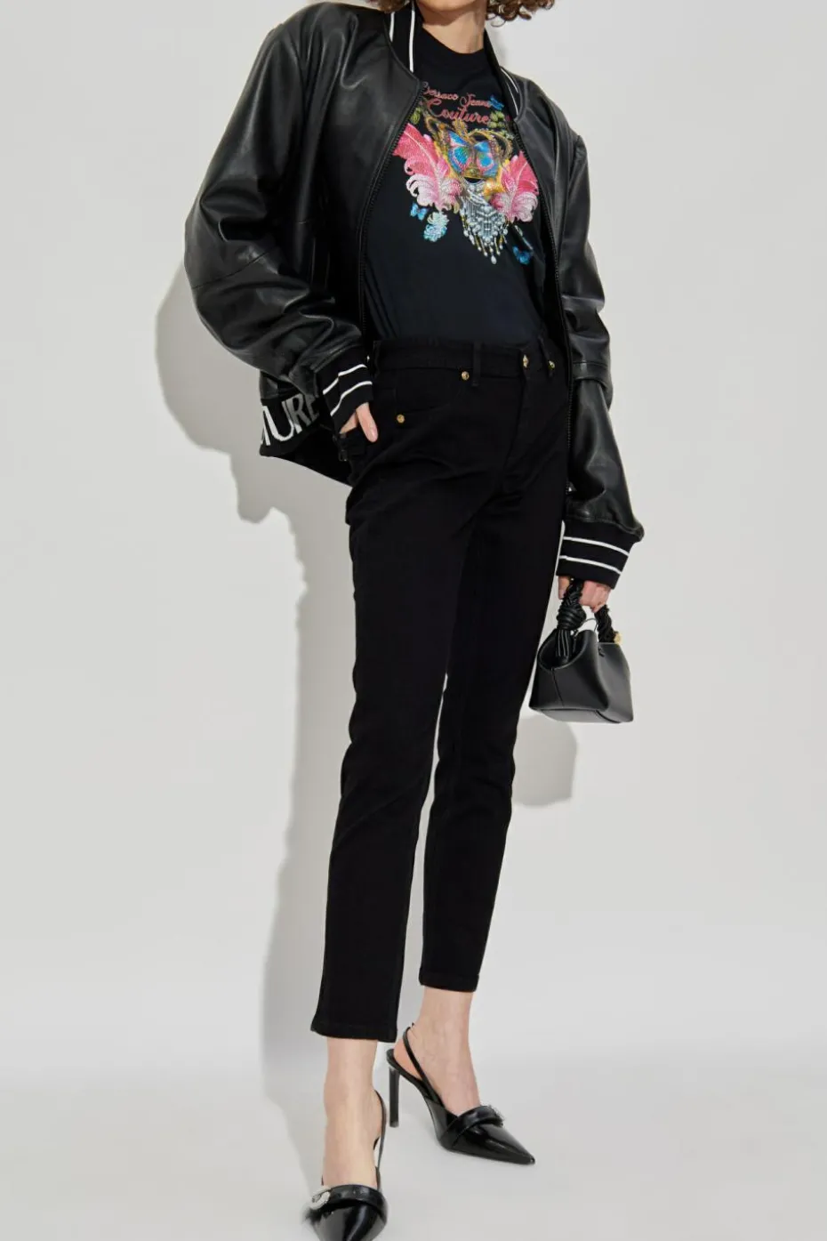Versace Jeans Couture CZARNY T-shirt z nadrukiem i połyskującymi aplikacjami