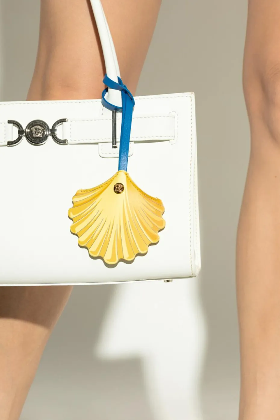 Versace ŻÓŁTY Skórzany brelok w kształcie muszki